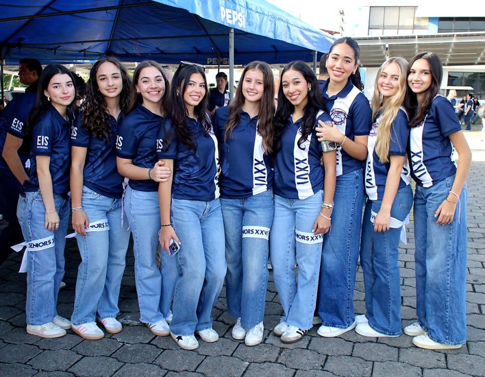 Llenos de entusiasmo y con mucha alegría por el inicio de su último año en la secundaria, los 129 seniors de la Escuela Internacional Sampedrana llegaron al parqueo del Comisariato Los Andes para celebrar a lo grande. Vistiendo jeans y camisetas con el logo de la institución, los futuros bachilleres fueron acompañados por sus padres, quienes se unieron a la caravana que partió hacia la Escuela, donde los esperaba las autoridades educativas y alumnado para festejar por su last first day.