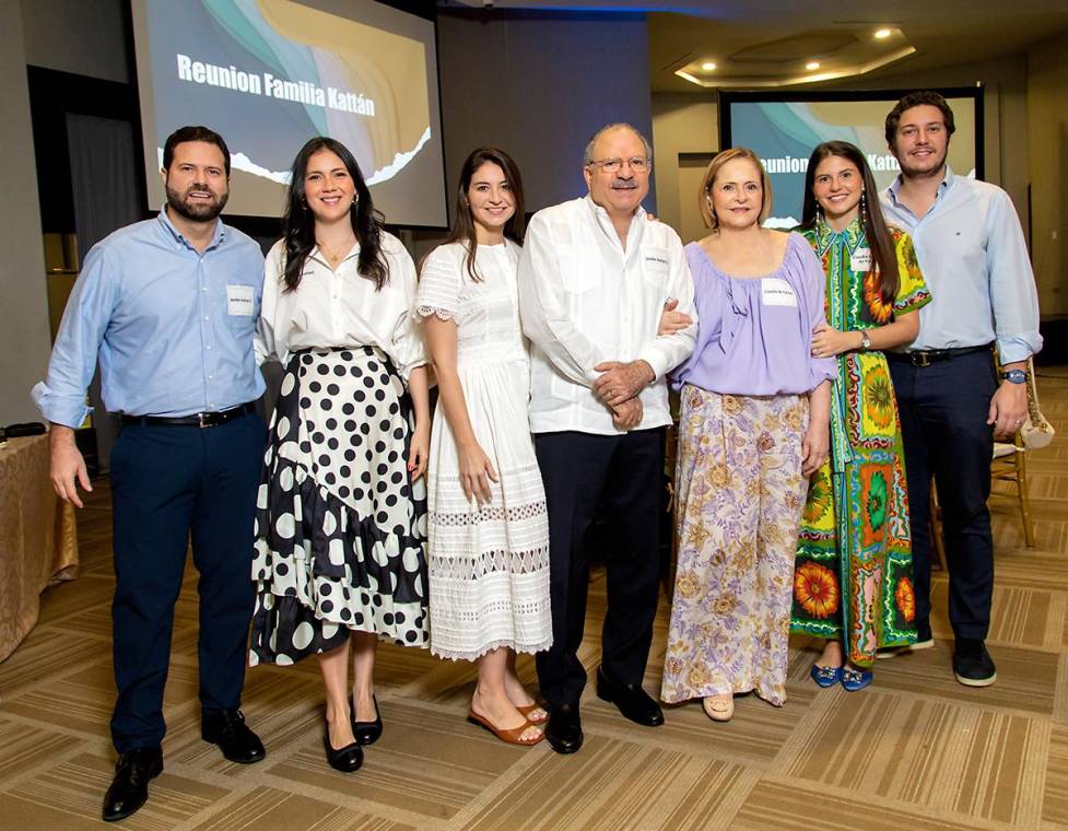 Una mañana dedicada a celebrar la historia, las raíces y la unidad de una familia emprendedora en Honduras. En la foto: Jacobo, Grace, Isabella, Jacobo y Claudia Kattán, Claudia Kattán y Emil Hawit.