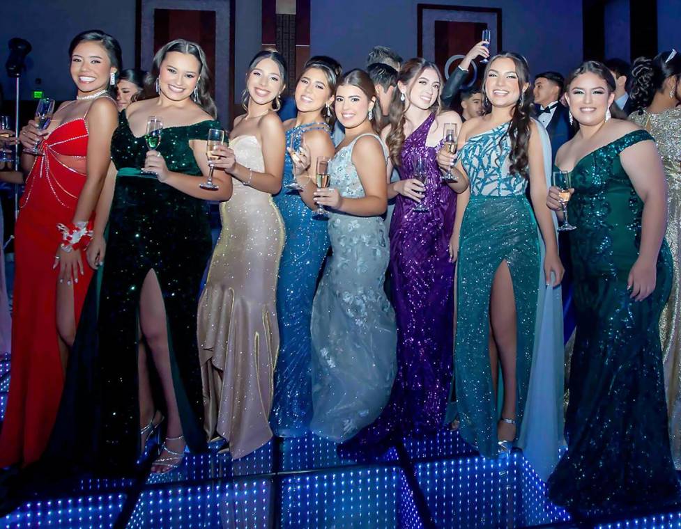 Los seniors 2024 de la Academia Americana en San Pedro Sula disfrutaron de una velada llena de emoción y recuerdos, marcando el cierre de una etapa importante en sus vidas y el inicio de un brillante futuro en su prom. Luciendo trajes elegantes y rodeados de amigos y familiares, celebraron con alegría y nostalgia, creando momentos inolvidables en una noche mágica que quedará para siempre en sus corazones.