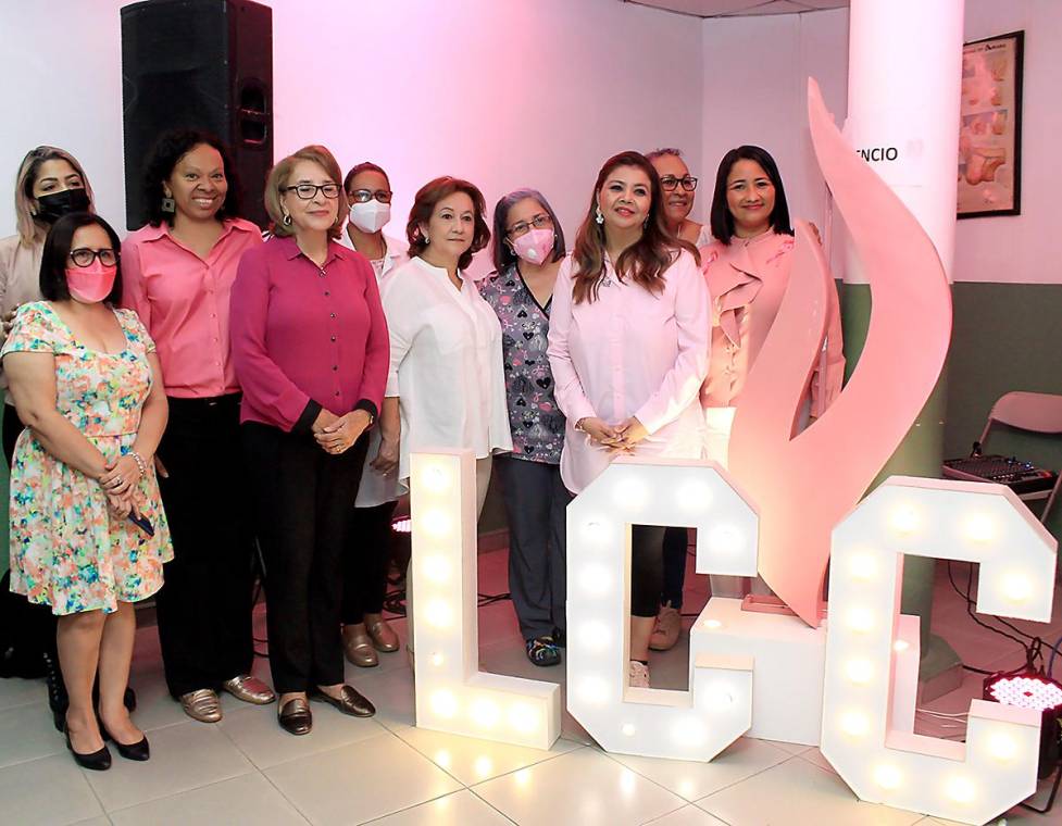 Magdalena Bacila, Silvia Rodríguez, Gracibel Gómez, Rosa Arzú, Julietta Lázaro, Ligia Rosales, Suyapa Bejarano, Lorena Alfaro, Shello Walker y Claudia Alfaro, de La Liga Contra el Cáncer.