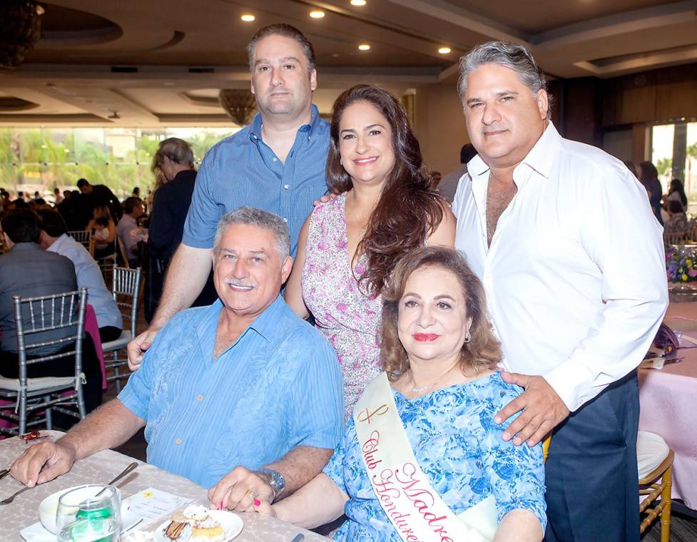 El Club Hondureño Árabe celebró con gran éxito una de sus tradiciones más queridas: el Mother’s Day Brunch, una mañana llena de alegría, música, sabor y sorpresas para honrar a las madres, quienes son el corazón de cada familia. Con una asistencia vibrante y entusiasta, el evento reunió a socias, clientas y colaboradoras del Club en un ambiente cálido y festivo. Desde la entrada, las invitadas fueron recibidas con música en vivo por la violinista Dubis Oviedo, y durante el brunch, el talento de Daniel Ochoa ambientó la jornada con una selección especial de temas para celebrar el amor y la maternidad. En la foto: Rommel, Tatiana, Basilio con sus padres Basilio y Suyapa Fuschich.