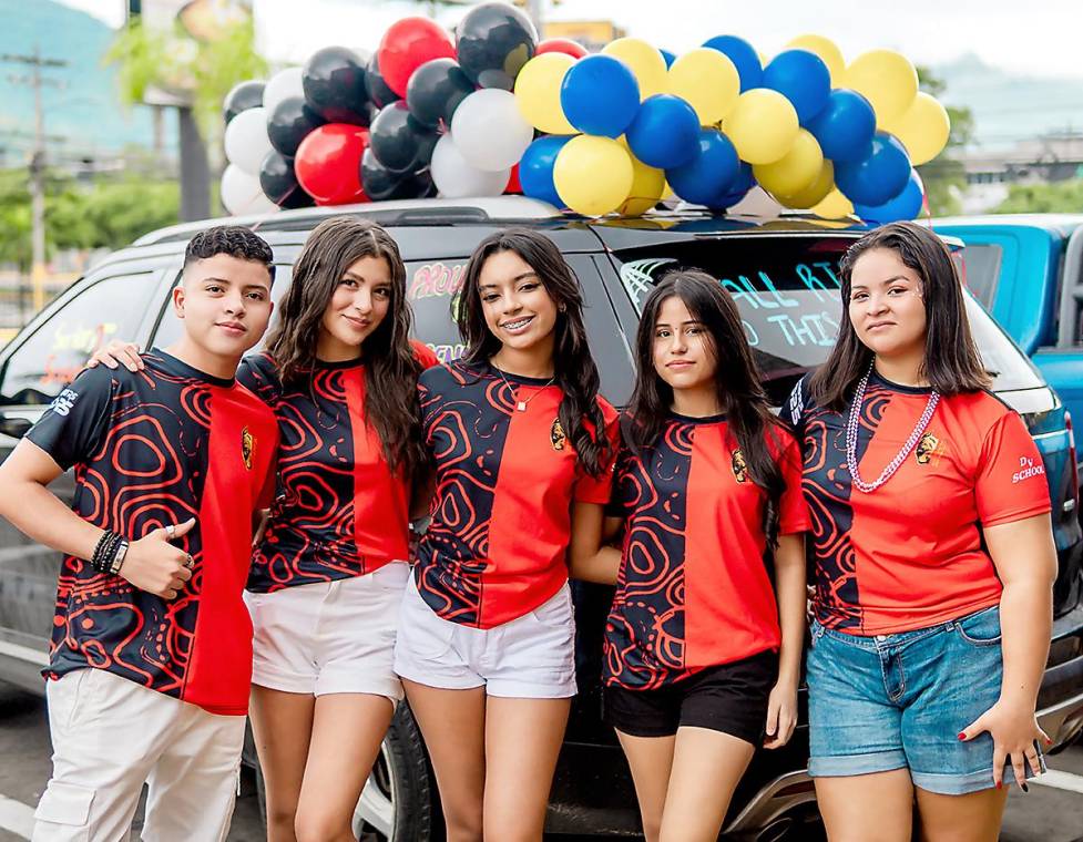 La generación 2025 de la Escuela Bilingue del Valle celebró una mañana llena de color y alegría para dar inicio a su último año escolar. Los jóvenes se reunieron en el restaurante Dennys, de donde se movilizaron en vehículos decorados con globos y pancartas a su escuela, para seguir con la fiesta.