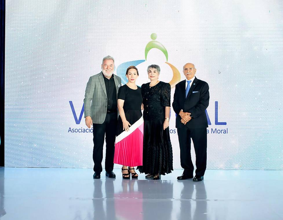 Linda Coello recibe el Premio Valmoral 2024