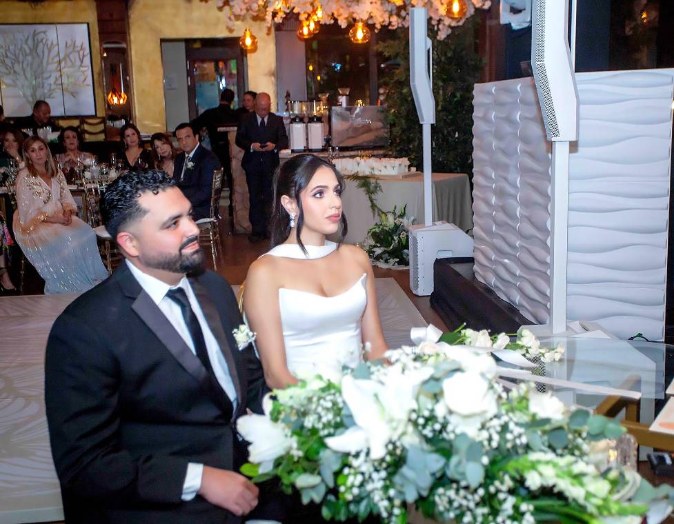 En una atmósfera de elegancia en el restaurante Meza 23 del Club Hondureño Árabe, Michael André Chahín Méndez y Nur Jamile Segebre Khairallah unieron sus vidas en matrimonio civil durante una íntima ceremonia presidida por el abogado René Antonio González Paz. Tras la firma del acta, la velada se transformó en una cálida recepción donde familiares y amistades cercanas brindaron por la felicidad de los nuevos esposos, celebrando el inicio de su historia compartida en un ambiente lleno de romance y buenos deseos.