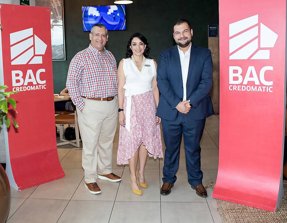 Luis Garner, gerente general del hotel Hyatt Place, Ornella Cruz y Gustavo Chávez, jefe de marca y promociones Bac Credomatic.