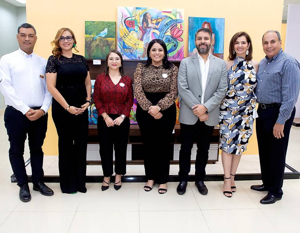 Orlando Cáceres y Zuleika Zavala de pintura Sur, Flor Cruz y Cindy Flores de la Fundación Ruth Paz, y Omar Monterroso Jr., Suyapa y Omar Monterroso de Ferretería Monterroso.