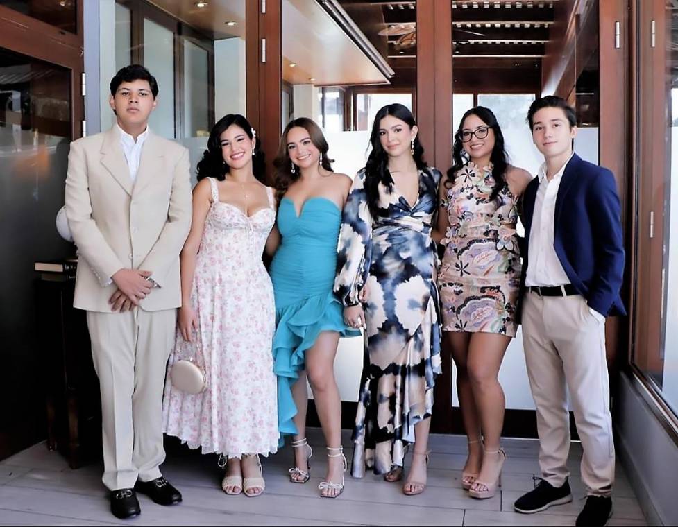 La generación 2025 de la Escuela Santa María del Valle se reunió en el restaurante Meza 23 del Club Hondureño Árabe para disfrutar de un desayuno especial. La decoración, inspirada en un viaje alrededor del mundo, incluyó elementos como libros que simbolizan los destinos a los que los estudiantes viajarán tras graduarse para continuar con sus estudios. El evento fue organizado por el comité de padres de familia, quienes confiaron en la event planner Marcela Cueva para desarrollar el tema decorativo y crear un ambiente elegante y significativo para esta ocasión tan especial.
