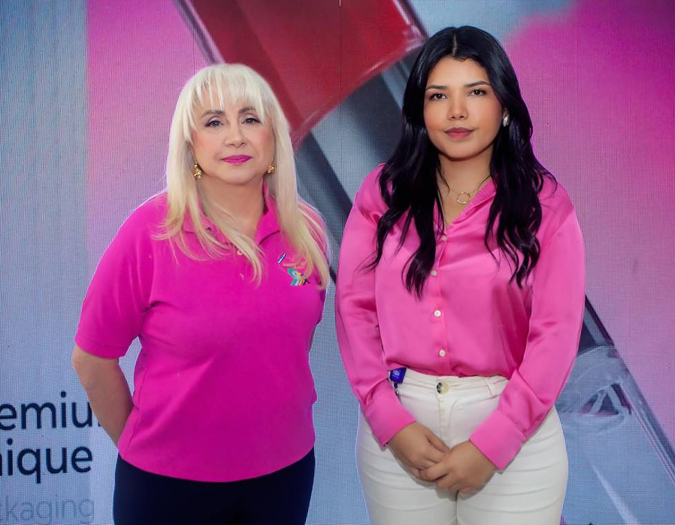 En un ambiente elegante y con toques de color rosa, las invitadas fueron recibidas en el evento “Beauty for a Cause”, donde se llevó a cabo un taller de cuidado de la piel. El encuentro tuvo lugar en el primer nivel de City Mall, frente a Versalles, en San Pedro Sula. En la foto: Jacqueline Babun, coordinadora de Listones de Amor, y Karla Miralda, coordinadora de mercadeo de City Mall.