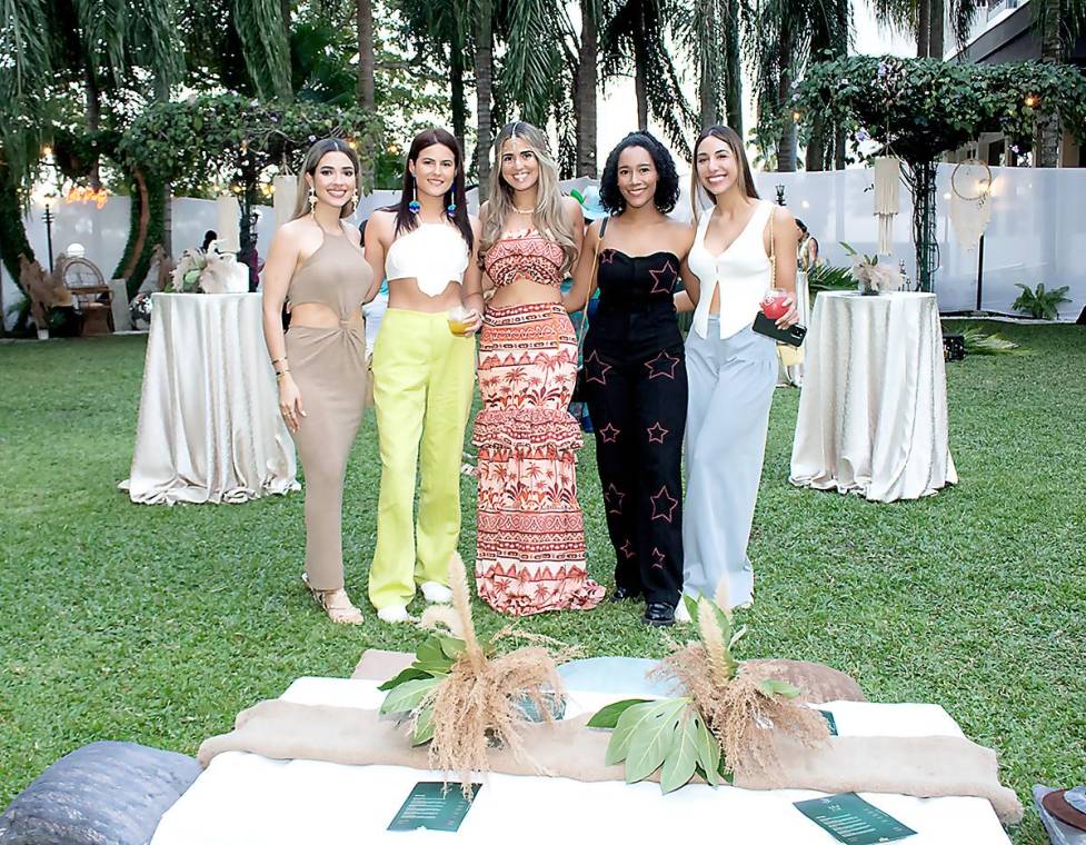 Lilian Pineda, Margarita Sabillón, Michelle Mejía, host del Tribal Fest, con Paulina González y Ana Sabillón