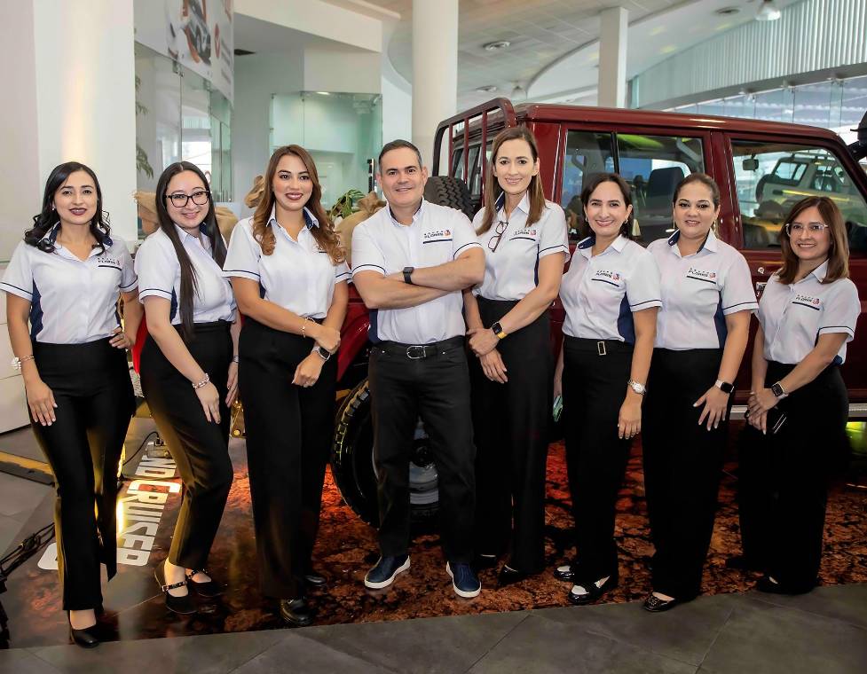 Grupo Flores presentó oficialmente la nueva Toyota Land Cruiser 70, un vehículo que renueva el legado de uno de los todoterrenos más emblemáticos y resistentes del mundo. Bajo el concepto “La fuerza de una leyenda”, la marca reunió a clientes, invitados especiales y representantes de los medios de comunicación para conocer de primera mano las innovaciones técnicas, el desempeño y la evolución de un modelo diseñado para enfrentar los terrenos más desafiantes, sin perder la robustez y confiabilidad que lo han convertido en un referente del segmento off-road. En la foto: Alan Flores, CEO de Grupo Flores, en compañía del equipo de ventas de San Pedro Sula.