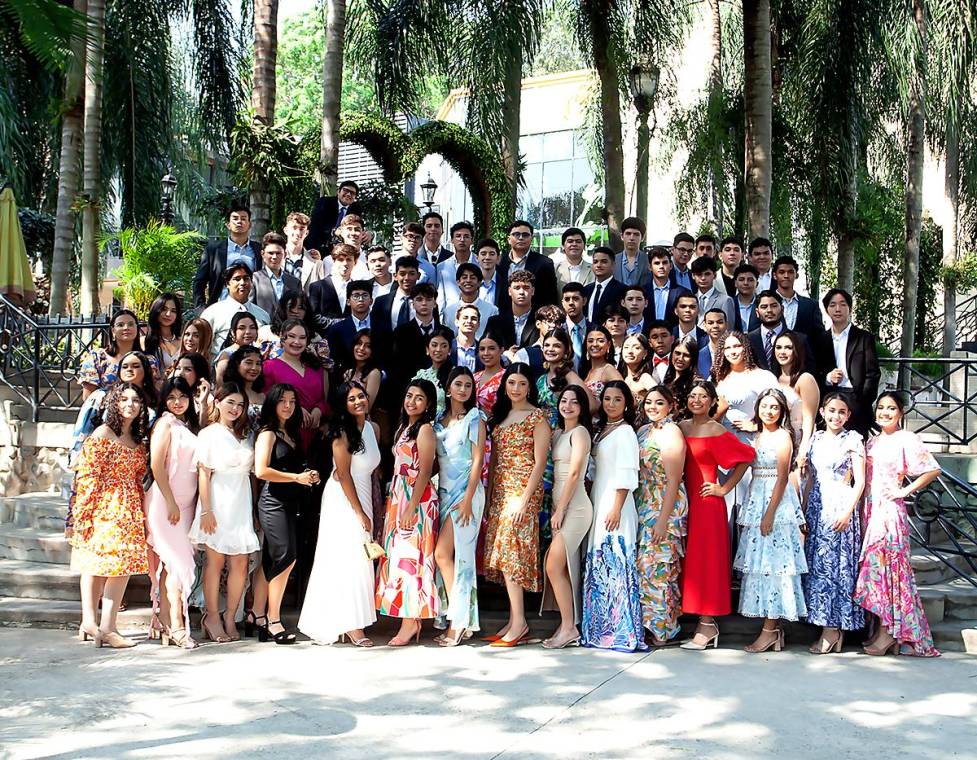 Una mañana para estrechar lazos de amistad, sembrados durante la niñez, fue la que vivieron los alumnos de onceavo grado de la Escuela Bilingüe Happy Days &amp; Freedom en San Pedro Sula. La cita fue en el salón Merendón del Club Hondureño Árabe, el cual se llenó de la risa y alegría de los futuros bachilleres. La mañana transcurrió entre selfies para el álbum del recuerdo y la degustación de un exquisito desayuno parisino acompañado de frías bebidas.