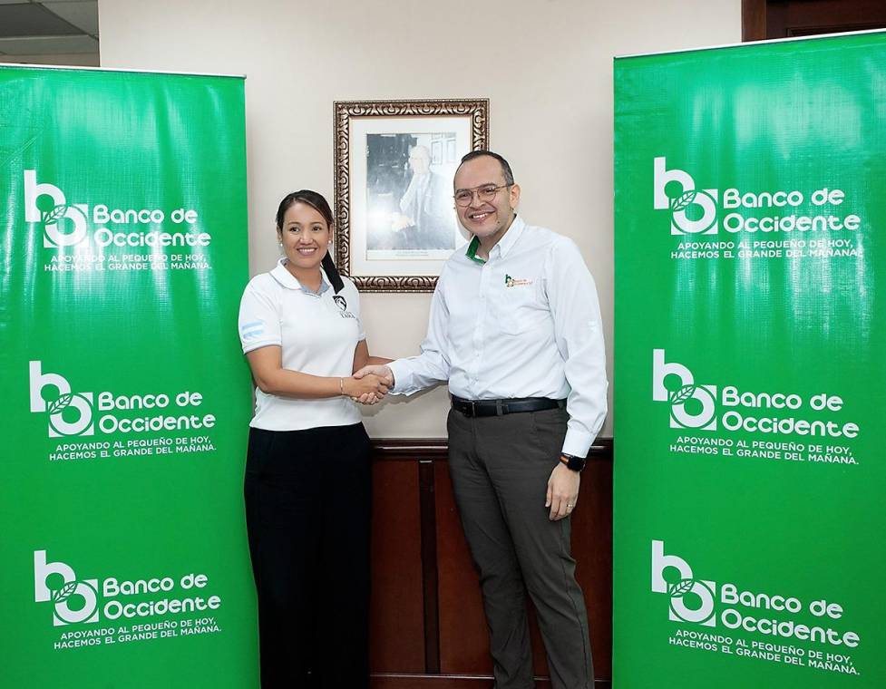 Ana Cecilia Pascua, presidenta del Club Ecuestre Hacienda Tara con Leonel Rivas, gerente de mercadeo de Banco de Occidente, durante el lanzamiento de la segunda competencia FEI Jumping Challenge - Copa Banco de Occidente.