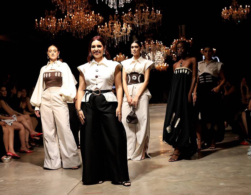 Locera, así se titula la colección con que Marcela Pradal rinde homenaje a la belleza y la artesanía lenca, una tradición que ha perdurado a lo largo de los siglos. Inspirada por sus colores que emanan de la tierra como beige, café y negro y por las formas y simbolismo de esas piezas, la estudiante de la carrera de Diseño de Moda de Unitec se robó los aplausos en la IX edición de BAC Estilo Moda.