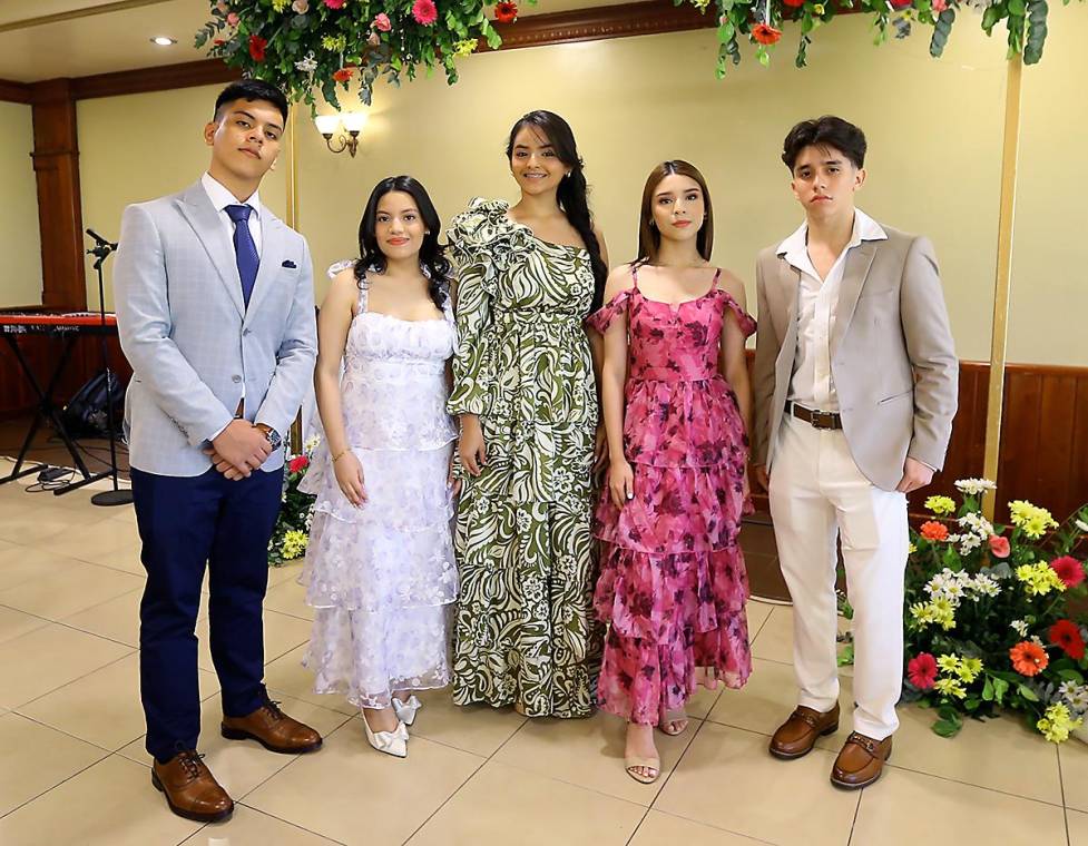 Las autoridades académicas de la <b>Academia Bilingüe Shalom</b> organizaron un hermoso encuentro matutino para los futuros bachilleres en Ciencias y Humanidades. Por ello, extendieron invitaciones virtuales convocando a los alumnos al salón La Ceiba del Copantl Hotel &amp; Convention Center. En la foto: Kenneth Paz, Julieth Torres, Sara Ramírez, Celeste González y David Casasola.