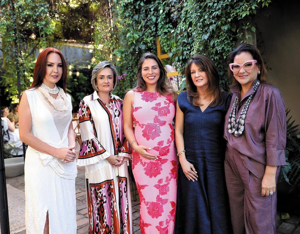 La cuenta regresiva comenzó para Lorella y Derek, quienes pronto recibirán con amor a sus pequeñas Bella y Gia. Para celebrar este momento tan especial, su familia y amigas organizaron un hermoso baby shower en Jardinería Samart, donde la naturaleza y los delicados detalles en blanco y rosa crearon un ambiente mágico. En la foto: Rosamaría Lara, Aminta Rivera, Lorella Herzog, Mandy Rivera y Pía Pastor.