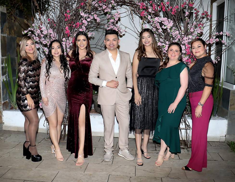 Laura Arollena, Sarahí Martin, Cindy Oseguera, David Linares, Yusuri Tabora, Irma Zuniga y Jullissa Aldana.