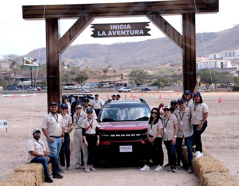Dimasa Ford presentó el “Bronco Sport Experience”, una emocionante jornada diseñada bajo el concepto de rally. El evento permitió a los clientes participantes adentrarse en el fascinante mundo de Bronco, donde pudieron experimentar de cerca las impresionantes características, potencia y rendimiento excepcional de este vehículo todoterreno. A continuación, compartimos las fotos destacadas de esta experiencia única.