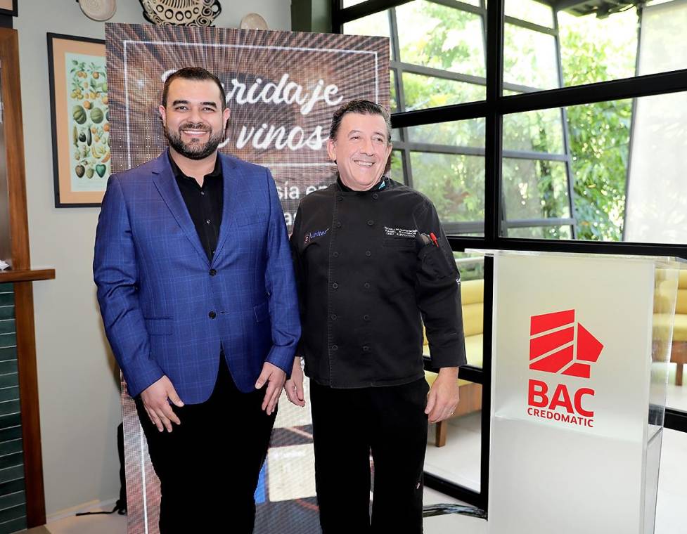BAC, en alianza con el Restaurante 9 Patrias, ofrece a sus clientes de tarjetas de crédito Black, Platinum, Gold y UNITEC una exclusiva experiencia de maridaje de vino. Hasta el 24 de octubre, los miércoles y sábados de 6:00 p.m. a 9:30 p.m., los tarjetahabientes de BAC podrán disfrutar de un maridaje de vinos de cortesía que potenciará los sabores de cada plato, llevándolos a un viaje culinario por la riqueza cultural del país en un ambiente acogedor. En la foto: Raúl Bonilla y Daniel O’Connor