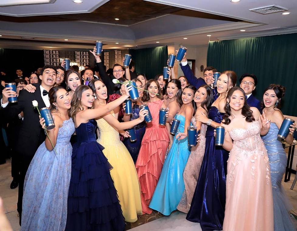 Luego de desfilar por las imponentes gradas del Centro de Convenciones del Honduras Maya, bajo enormes chandeliers y una cálida iluminación con efecto cinematográfico, los seniors 2025 de Macris School entraron al salón para protagonizar una de las noches más memorables, rodeados de familia y amigos, en un ambiente mágico y glamoroso.