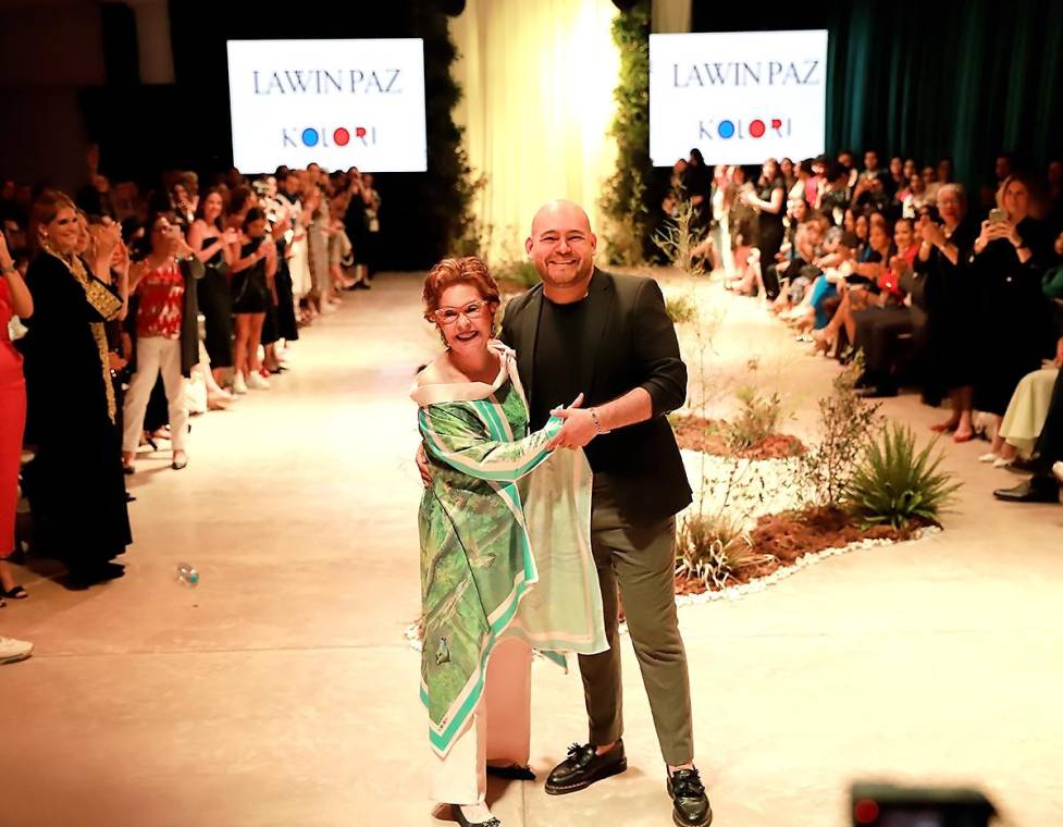 Bonnie García, creativa de Kolori y Lawin Paz, uno de los wonderboys del fashion system nacional, juntos en una pasarela que llenó de ritmo, alegría y frescura la VIII edición de BAC Estilo Moda.