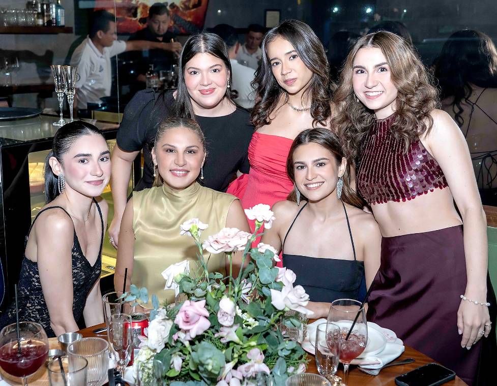 En una tarde llena de elegancia y emoción se celebró la despedida de soltera de Natalia Naveda en el restaurante Pats en Río Piedras, junto a sus familiares y amigas más cercanas. En un ambiente romántico y sofisticado que estuvo a cargo de la planner Raque Flores Gómez.