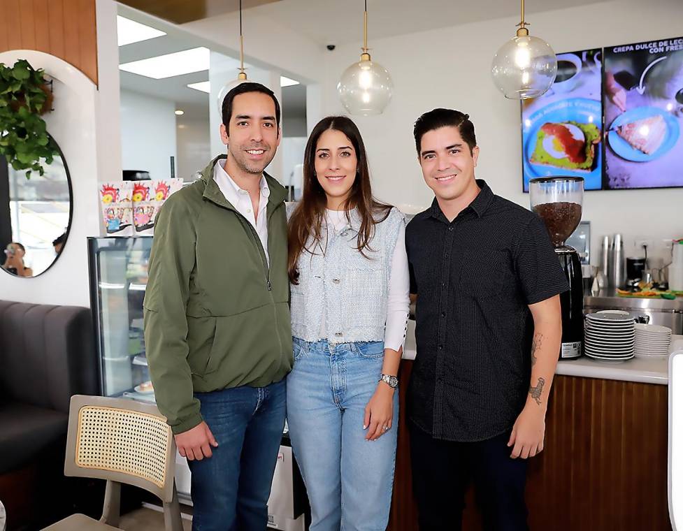 Galeano Coffee hizo la presentación de su nuevo menú de almuerzos en una velada llena de alegría y buen sabor en la que compartimos con influencers y personalidades del medio hondureño, quienes fueron testigos de increíbles promociones que aplican al pagar con tarjetas Atlántida de lunes a miércoles en el local, obteniendo un exclusivo 20% de descuento en la cuenta. Sin duda, una tarde repleta de sabores únicos, platillos extraordinarios y momentos inolvidables en Galeano Coffee. En la foto: José Cruz, Isabel Pascuas y Daniel Galeano.En la foto: José Cruz, Isabel Pascuas y Daniel Galeano.