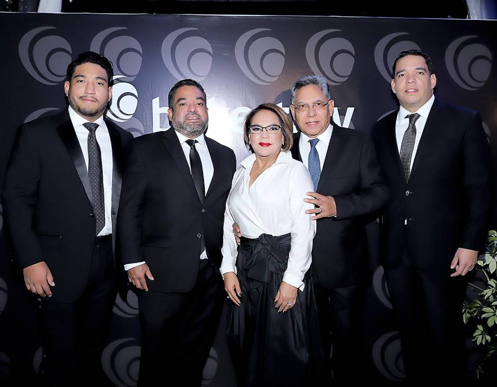 María Irías con Alberto, Omar, Omar y Carlos Zúniga.