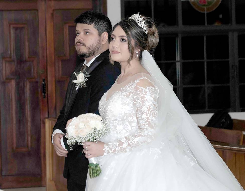En una tarde llena de emoción y rodeados del cariño de sus familiares y amigos, Milton Barrieri y María Raquel Manzanares unieron sus vidas en una emotiva ceremonia celebrada en la Iglesia María Reina del Mundo de San Pedro Sula. Después de la ceremonia los recién casados junto a sus invitados disfrutaron de una elegante recepción en el Hotel Copantl &amp; Convention Center, donde celebraron su historia de amor con una velada inspirada en Harry Potter, llena de detalles únicos, alegría y momentos inolvidables.