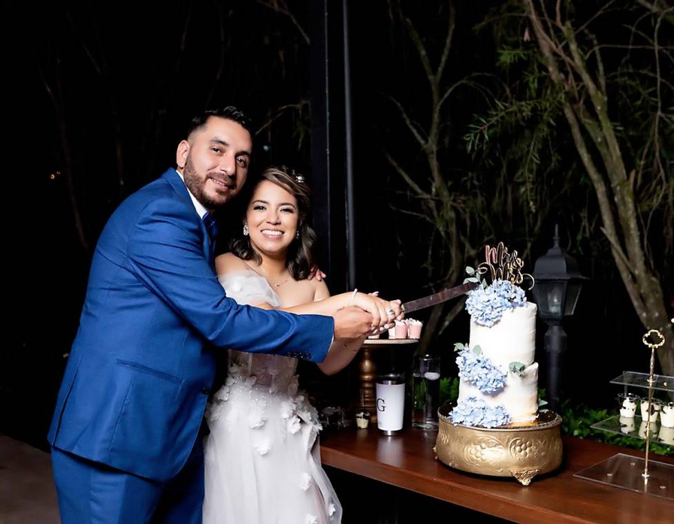 Los felices novios Josue Cortes y Amy Soriano, unieron sus vidas en una solemne ceremonia que dio paso a una hermosa recepción nupcial con deslumbrantes detalles.