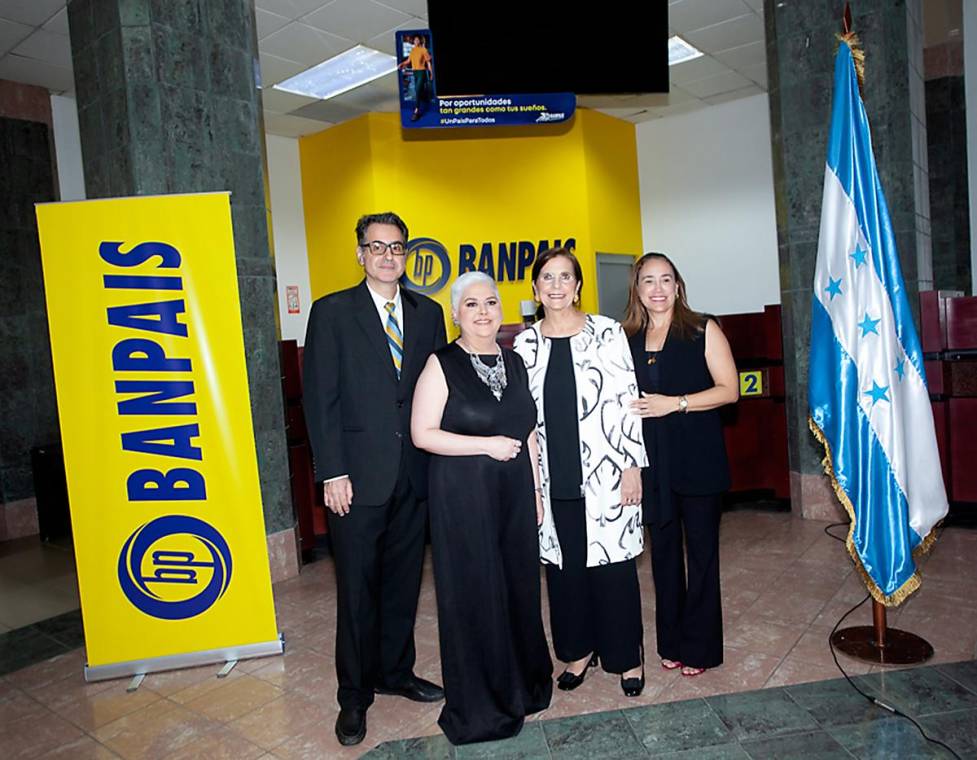 Gustavo Larach, curador; Pamela Letona: presidenta de AMAH, María Eugenia de Handal, homenajeada de la Expoventa y Diana Berkeley, gerente Banca Privada de Banpaís.