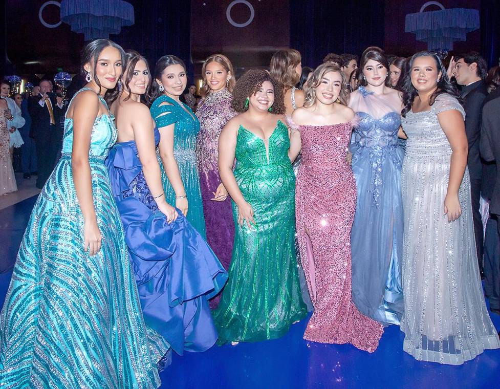 Los seniors 2025 de Seran Bilingual School vivieron una noche mágica en su prom, celebrada en los elegantes salones Napoleón del Copantl Convention Center. Con una decoración moderna y sofisticada diseñada por Jackie Cabrera, y bajo la coordinación de Marcela Cueva, la velada estuvo llena de emoción, ritmo y estilo. Sobre una pista LED, los estudiantes brindaron por el cierre de una etapa inolvidable, mientras el DJ Daybeat encendía la fiesta entre lluvia de confeti, selfies y felicitaciones.