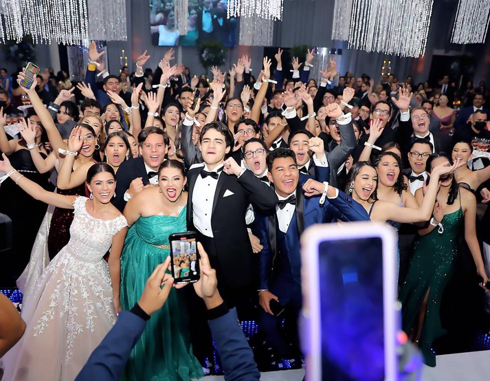 La música y la alegría no se detuvieron un solo minuto esa noche en el Centro de Convenciones del Honduras Maya, donde los seniors 2023 celebraron al máximo su prom night. Aquí las imágenes de los grandes protagonistas y de sus invitados.
