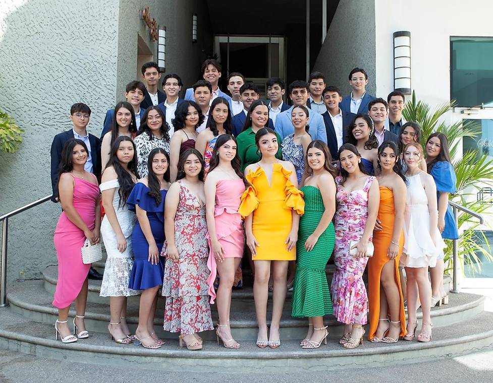 Radiantes y vestidos propiamente para la ocasión, así llegaron los 36 seniors de la Academia Americana para celebrar su Breakfast “Making memories that never fade”. El salón elegido fue el Emperador XI y XII del Copantl Convention Center, decorado con mesas rectangulares estilo imperial y hermosos arreglos con flores rosas y fucsia, dándole un toque especial a la celebración.