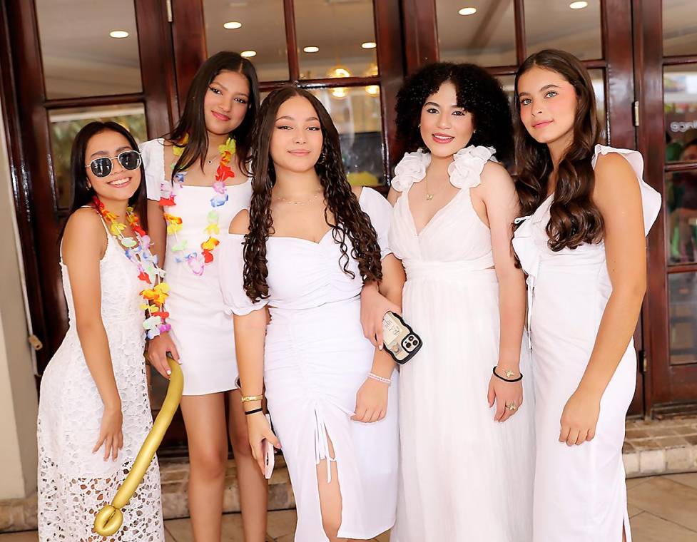 Con mucha emoción, diversión y color se vivió la Senior Farewell 2024 de Mayan School. El punto de encuentro fue en el área de piscina del Hotel Clarion de Tegucigalpa, en donde los juniors de ese centro educativo prepararon lindos detalles a los futuros universitarios.