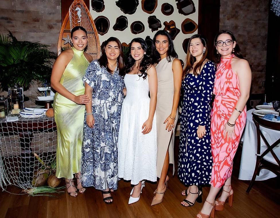 Radiante y emocionada, Giovanna Handal fue recibida con una grata sorpresa en el restaurante Meza 23 del Club Hondureño Árabe, donde familiares y amigas cercanas la esperaban para celebrar su despedida de soltera. La futura novia se encuentra a tan solo unos días de su boda civil con su prometido, Christopher Fuschich, y este encuentro fue la oportunidad perfecta para compartir momentos inolvidables antes de dar el “sí, acepto”. En la foto: Andrea Bonilla, Avril Guzmán, Giovanna Handal, Joyce Yuja, Andrea Avelar y Heydi Handal.