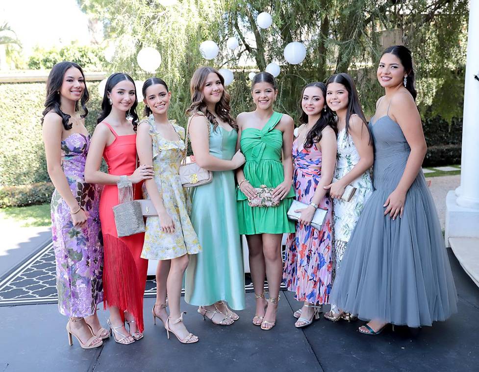 ¡Listos para celebrar! Los seniors 2025 de la Escuela Americana de Tegucigalpa se reunieron para compartir su tradicional lunch, un evento lleno de risas, recuerdos y mucha emoción. En un ambiente de compañerismo, los jóvenes disfrutaron de un momento especial donde la amistad, la nostalgia y la ilusión por el futuro se hicieron presentes. En la foto: María Lucía Paredes, Elena Godoy, Valentina Mendoza, Gianna Lagunes, María Lucia Martínez, Sofía Reyes, Paulina Martínez y Mariana Paz.
