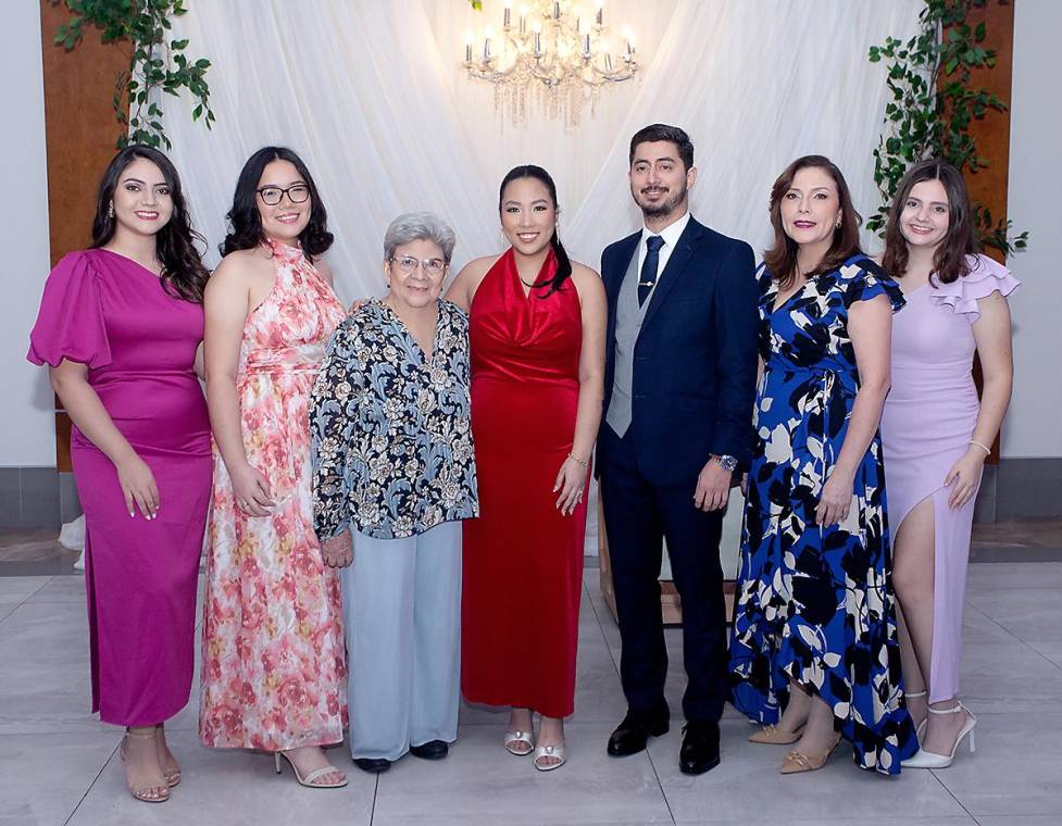 Elegante y sobria, así fue la celebración de la boda civil de Juan Carlos Pineda Caballero y su amada Nidia Isabel León Manzanares, una noche llena de amor y emotivos momentos. En la foto: María Manzanares, Emilia León, Nidia Álvarez, Nidia León, Juan Carlos Pineda, Nidia Manzanares y Carmen Manzanares.