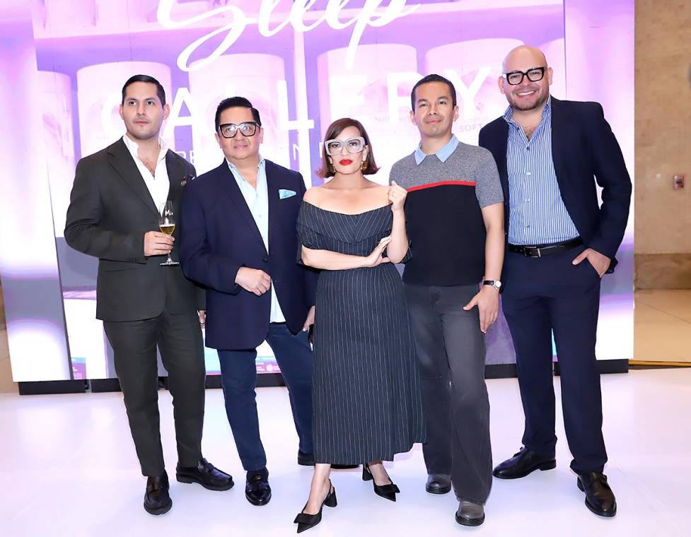El evento más grande de la moda en Honduras está cada vez más cerca, ¡y la emoción ya se siente! Vivimos el lanzamiento de BAC Estilo Moda 2025 en Multiplaza, un encuentro que nos llenó de anticipación por lo que viene. Diseñadores nacionales, talentos emergentes, estudiantes de diseño de modas, patrocinadores e invitados especiales se unieron en una tarde vibrante, donde creatividad, glamour y pasión por la moda marcaron la pauta. ¡La cuenta regresiva ya comenzó! Ariel Flores, Miguel Chong, Blanca Bendeck, Tirso Rubio y Lawin Paz.