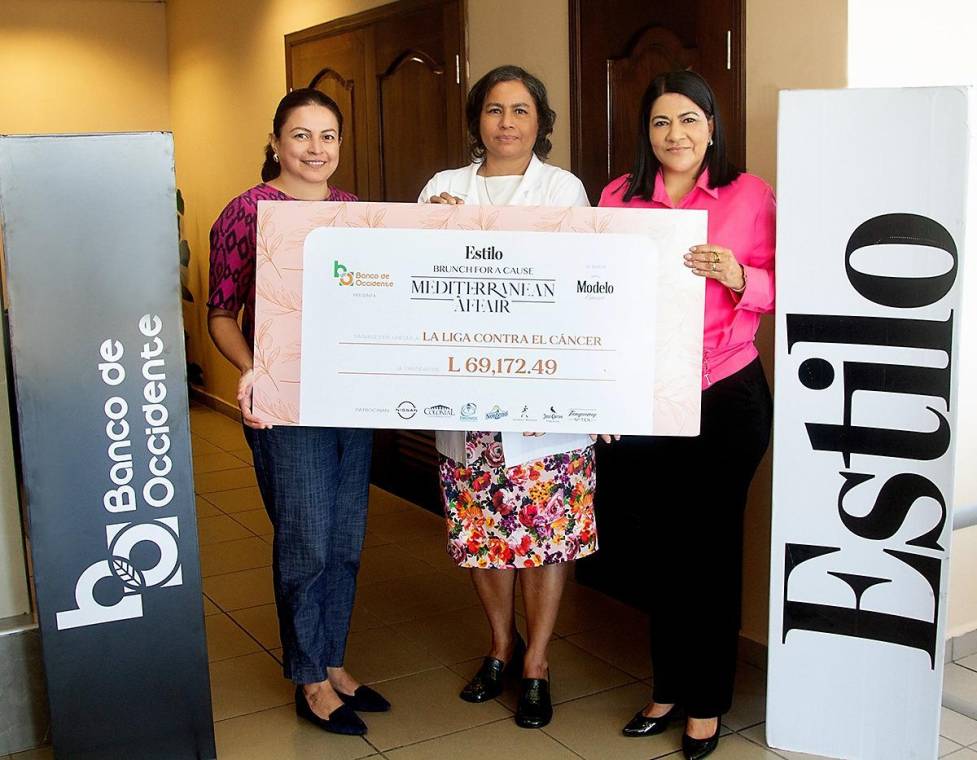 Jackeline Cuestas, representante de Banco de Occidente, Ligia Rosales, directora de la LCC y Aracely Díaz, representante de grupo Opsa, durante la entrega simbólica del donativo.