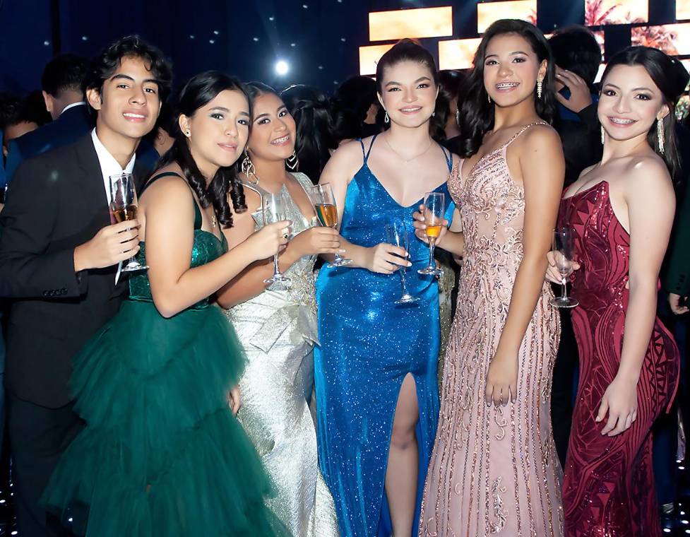 La prom de los seniors 2024 de Happy Days &amp; Freedom School fue una noche inolvidable. Los estudiantes, radiantes y llenos de emoción, celebraron el final de una etapa significativa con música, risas y bailes. El evento estuvo lleno de recuerdos compartidos y la promesa de un brillante futuro por delante.