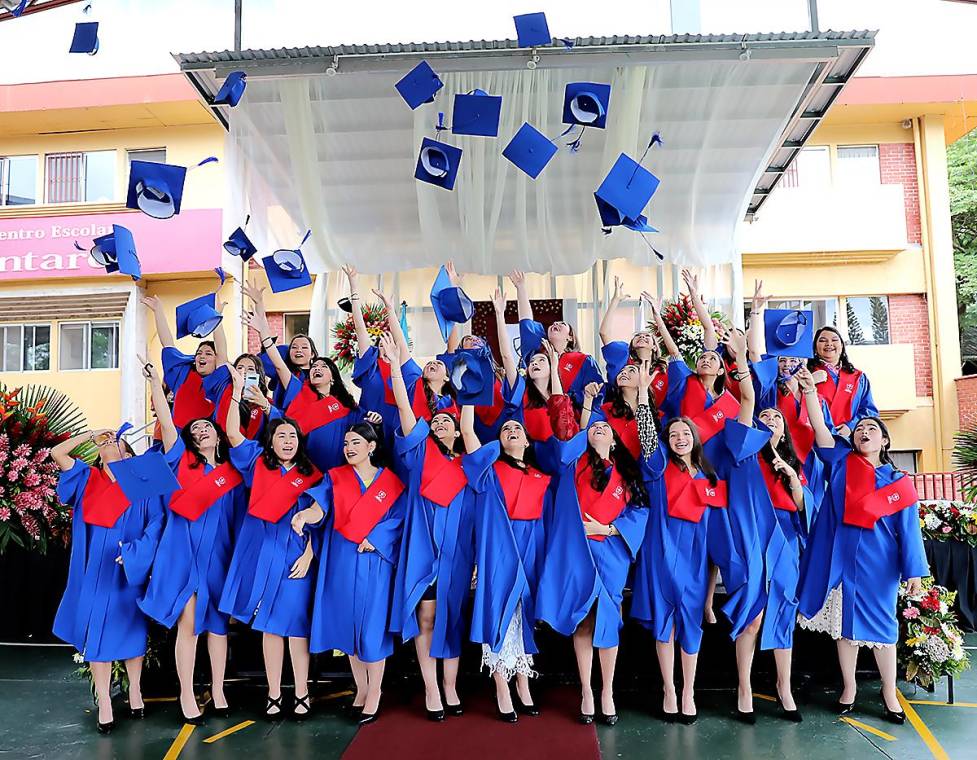 En una ceremonia especial, marcada por la felicidad y el orgullo por los logros alcanzados, las seniors 2022 del Centro Escolar Antares de Tegucigalpa recibieron su título de high school. Autoridades académicas y padres de familia se unieron a la alegría de la promoción Sor Marta Eugenia Soto Leiton.