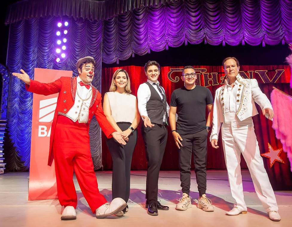 Sara Zepeda, Subgerente de Mercadeo Regional y Plataformas de Valor, Michael Zorzan, diabolista; Marcos de E3 y EMPRO y Romano García, mago ilusionista del show abracadabra de Tihany Spectacular