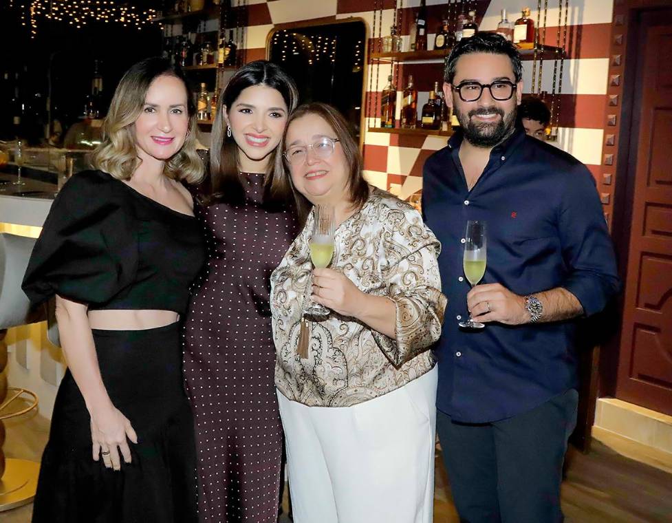 Brindis por la reapertura de Hasta La Pasta Italian Bistro