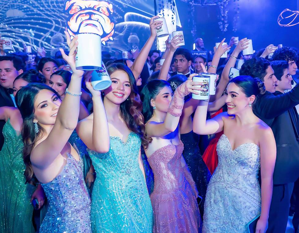 La esperada gala de la Promoción 2026 de la Escuela Internacional Sampedrana (EIS) se convirtió en una velada inolvidable, marcada por el glamour, la alegría y laemoción de los jóvenes que celebraron juntos una de las etapas más significativasde su vida estudiantil.La exclusiva celebración tuvo lugar en el salón Napoleón del Hotel Copantl &amp;Convention Center, donde los futuros graduados se reunieron para disfrutar de una noche llena de elegancia y momentos memorables.