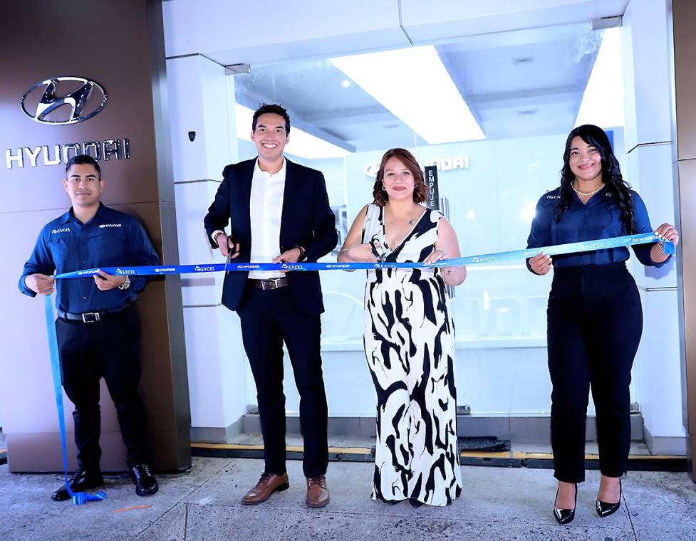Con el compromiso de ofrecer a sus clientes una experiencia moderna, cómoda y alineada con los más altos estándares globales de la marca, Excel y Hyundai presentaron la renovación de su sucursal de ventas en Tegucigalpa. La remodelación fue dada a conocer durante un evento especial que contó con la presencia de medios de comunicación, clientes y ejecutivos de la marca. En la foto: Hugo Flores, Gerente de Mercadeo Excel y Karlina Gutiérrez, Gerente Regional de Ventas Excel.