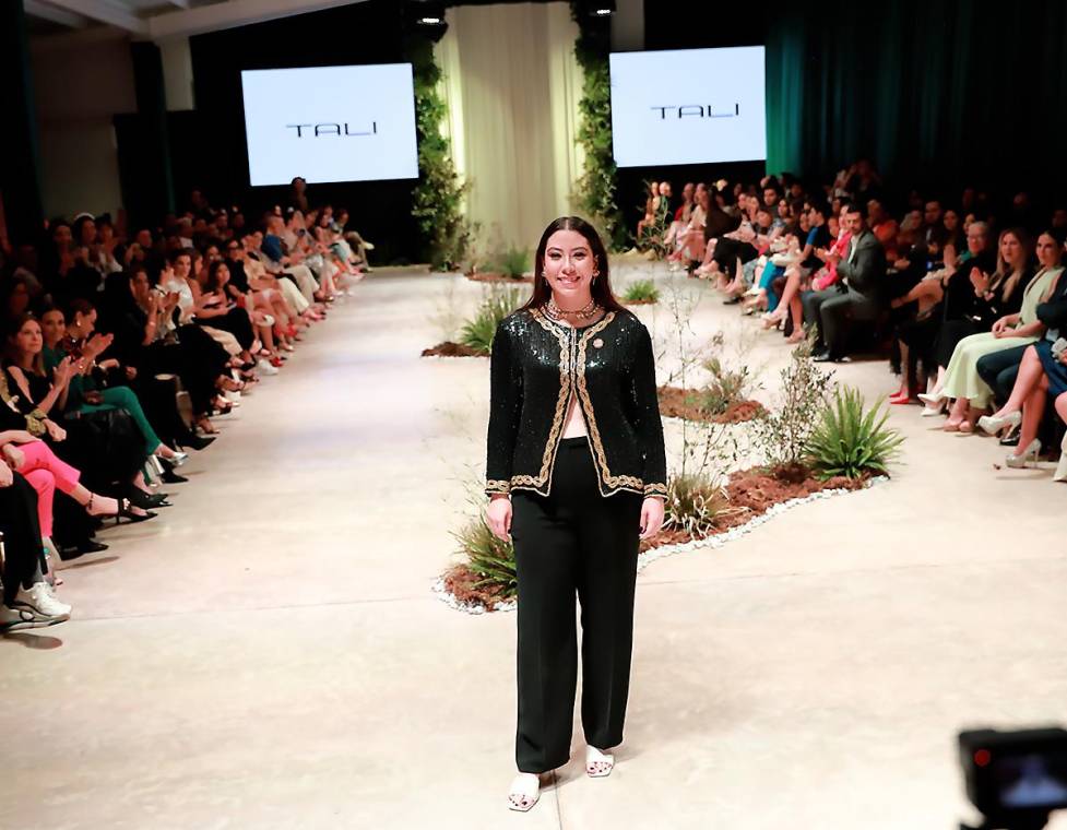 Clásico y atemporal, asi fue la mini colección debut, de Tali Espinoza a la que título Marie-Antoinette, “está inspirada en este ícono de la moda, pero con un giro moderno y con su sello personal. Seis looks: 14 prendas que incorporan el tweed, lino, organza, terciopelo, algodón y corduroy. Me inspiré en elementos como los corsés de la época, panniers y detalles inspirados en su famosa frase “Let them eat cake”.