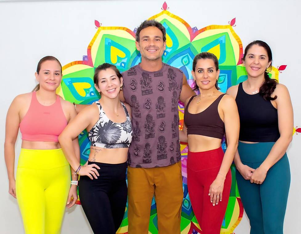 Elieth de Rodríguez, Jeannette Rivera, el maestro internacional de yoga Esteban Salazar, Erika Meermann, anfitriona en Sarva Studio, y Laura Pellman.