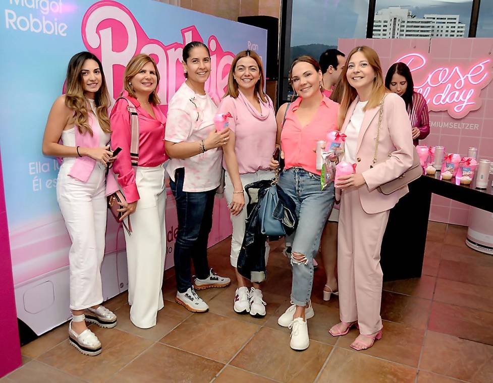 En una noche rosa, al estilo de la muñeca más famosa del mundo, Revista Estilo, MAC, Paco Rabanne, Fame, Flor de Caña Premium Seltzer, Yummi Pops Nacho y OPI presentaron en la sala VIP de Novacentro la premiere de Barbie, el filme más esperado del año gracias a la productora <i>Warner</i> Bros.