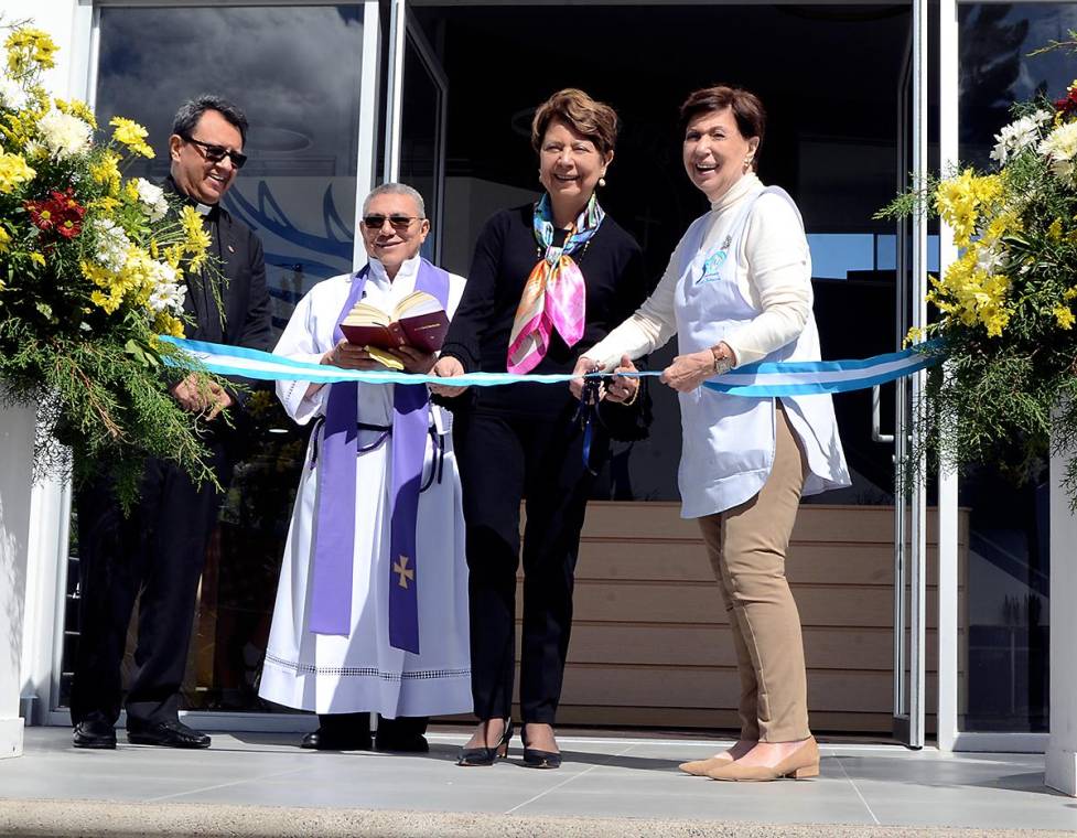 Los sacerdotes Juan Ángel López y Rigoberto Velásquez con Ana Merriam y Mónica Weddle durante el corte de cinta y la bendición del Centro Integral de Aprendizaje Ian H. Merriam, inauguración que se celebró como parte de las actividades conmemorativas del 40 aniversario de Macris School. Este innovador espacio, diseñado para fortalecer el aprendizaje integral, representa un paso significativo hacia la modernización educativa y el compromiso de la institución con la excelencia académica.