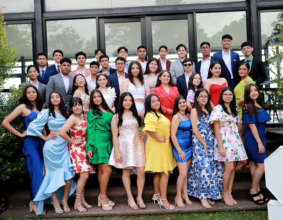 La generación 2024 de Mayan School se congregó en La Cumbre para deleitarse con su tradicional Senior Brunch. Durante la mañana, los jóvenes irradiaron entusiasmo, luciendo espléndidos en sus trajes de cóctel y deslumbrantes accesorios de colores vivos. La ocasión se convirtió en una oportunidad única para que los alumnos rememoraran las innumerables aventuras vividas durante sus años de estudio, al tiempo que anticipaban con ansias su próxima graduación en 2024.